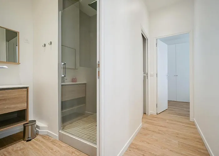 Spacious Appt Close To Place Monge