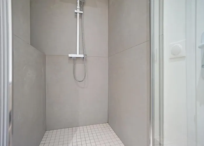 Spacious Appt Close To Place Monge