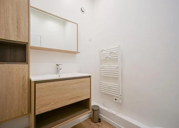 Spacious Appt Close To Place Monge