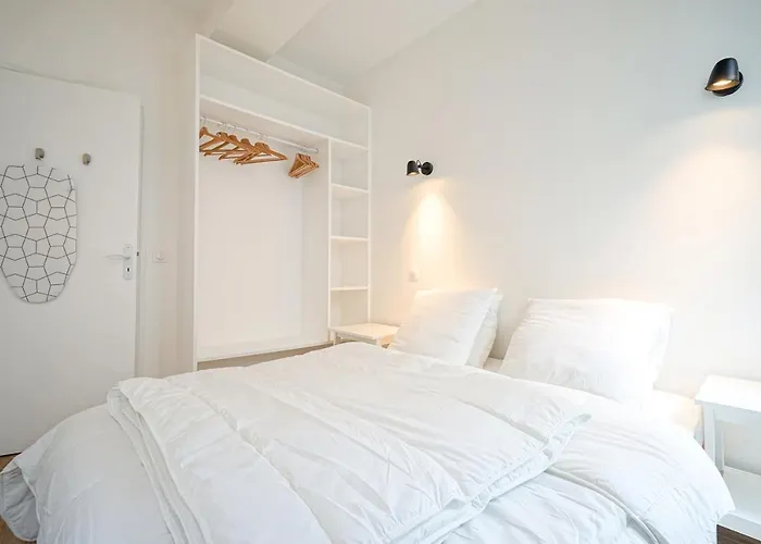 Spacious Appt Close To Place Monge