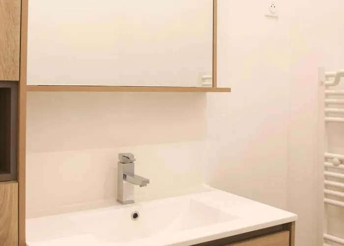 Spacious Appt Close To Place Monge
